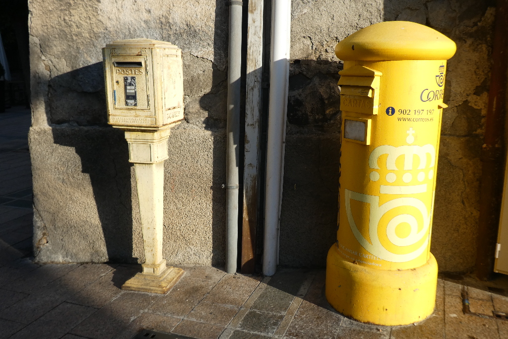 French & Spanish post boxes