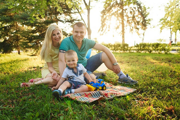 Couple having picnic