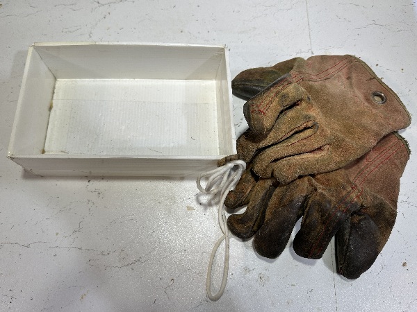 Gloves and a folding box